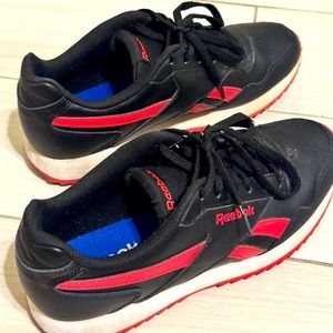 Reebok-Black/Red Leather Classics in excellent condition